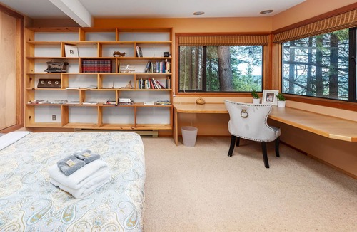 Salt Spring Island House | Peaceful oasis in the trees with Jacuzzi