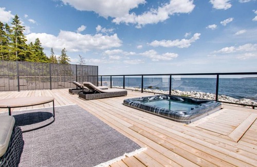 Hunts Point Cottage | Peaceful Oceanfront Cabine Hot Tub, Sauna-All Weather Domes-Private