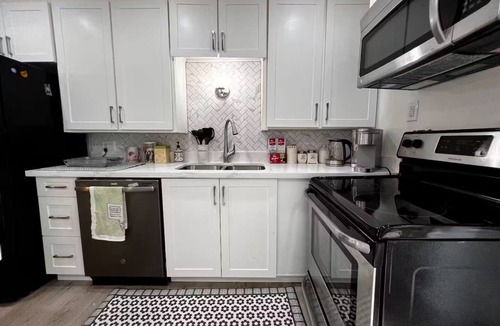 Bancroft House | Peaceful Riverside Park Cottage in the town of Bancroftnfree parking/fireplace