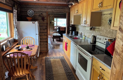 Okanagan-Similkameen Cottage | Peaceful, romantic hideaway surrounded by vineyards.