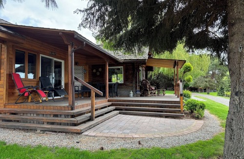 Okanagan-Similkameen Cottage | Peaceful, romantic hideaway surrounded by vineyards.