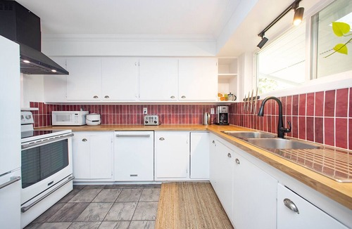 Woodfibre House | Peaceful/stylish 4 bdrm, 2 bath. Hot tub and massage chair, 35 min to Whistler.