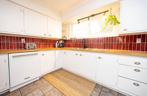 Woodfibre House | Peaceful/stylish 4 bdrm, 2 bath. Hot tub and massage chair, 35 min to Whistler.