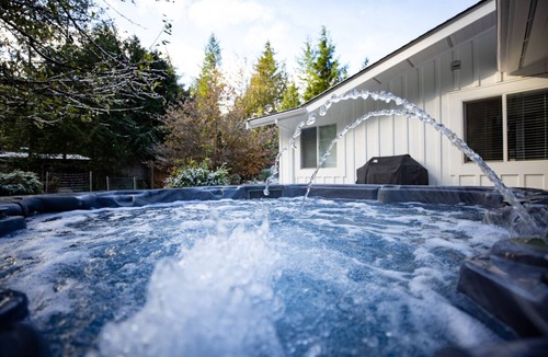 Woodfibre House | Peaceful/stylish 4 bdrm, 2 bath. Hot tub and massage chair, 35 min to Whistler.
