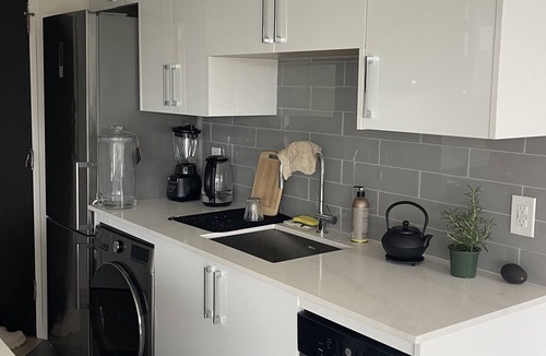 West Point Grey Apartment | Peaceful Unit 10 Min from the beach!