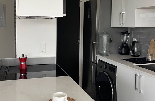 West Point Grey Apartment | Peaceful Unit 10 Min from the beach!