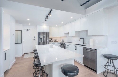 Kelowna Central Business District Condo | Penthouse Condo with vaulted ceiling on the Lakefront Downtown Kelowna