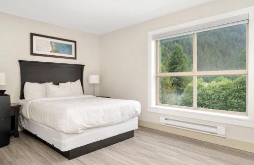 Harrison Hot Springs House | Penthouse Lake Home - 3BR w Amazing View & Deck