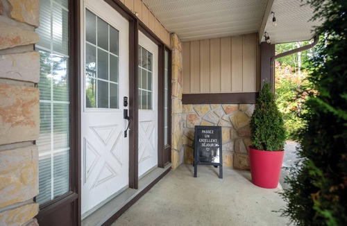 Les Collines-de-l'Outaouais Regional County Municipality House | Perfect accommodation for groups! -Jacuzzie-Piscine&BBQ-25 minutes from Ottawa-