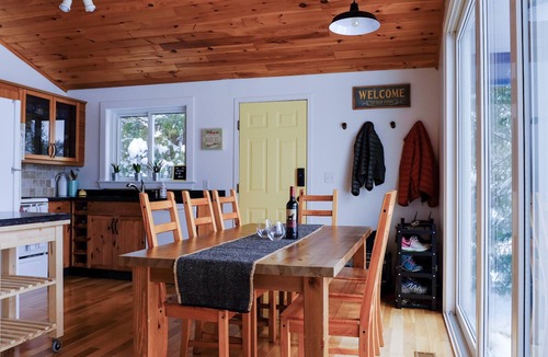 Grey Highlands Cottage | Perfect hideaway: all-season, open concept cottage overlooking Lake Eugenia