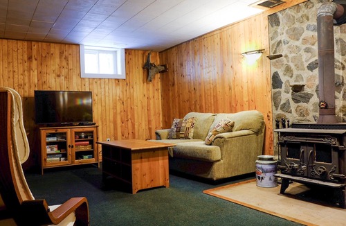 Grey Highlands Cottage | Perfect hideaway: all-season, open concept cottage overlooking Lake Eugenia