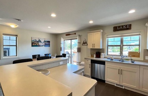 East Kootenay House | Perfect Mt. View Townhouse | Garage | Deck | BBQ