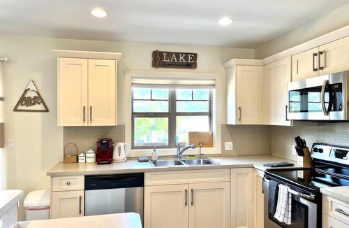 East Kootenay House | Perfect Mt. View Townhouse | Garage | Deck | BBQ