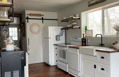 Dunnottar Cottage | Perfectly Imperfect 2BR 5★ Lakeview Cottage/Iconic Pier