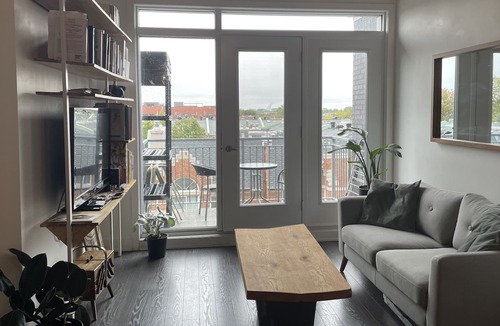 Mile End Apartment | Perfectly Located + Pool with a View