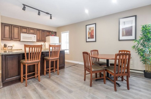 Oro-Medonte Apartment | Pet Friendly, 2 King Beds, Gym, Pool