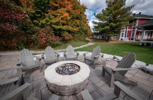 Oro-Medonte Apartment | Pet Friendly, 2 King Beds, Gym, Pool