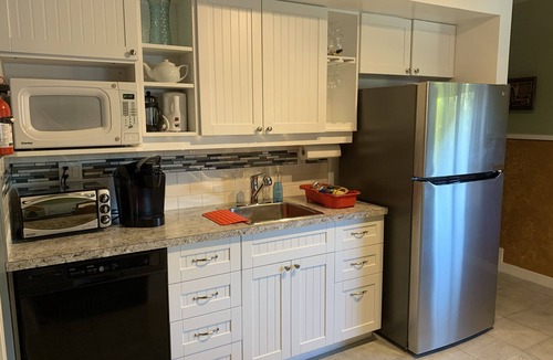 North Cowichan House | Pet friendly Cottage & Hot Tub *Unaffected by bylaw changes*