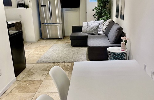 Niagara Apartment | Pet friendly cozy basement apartment in Queen West
