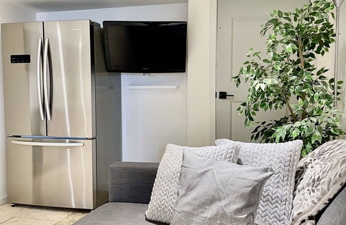 Niagara Apartment | Pet friendly cozy basement apartment in Queen West