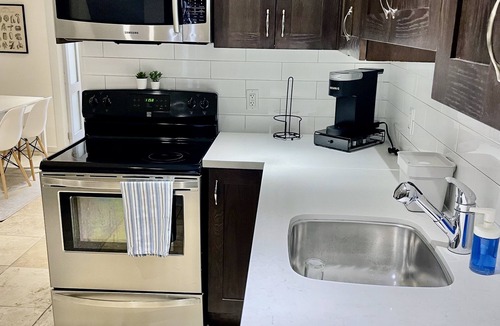 Niagara Apartment | Pet friendly cozy basement apartment in Queen West