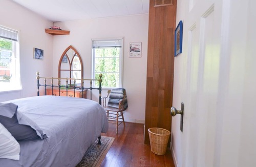 Union Bay House | Pet Friendly Cute Character Home - Steps To Ocean