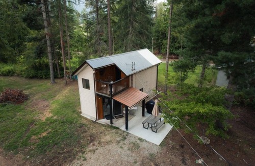 Proctor Cottage | Pet friendly Kootenay Lake Cottage sleeps 4, No Pet or Cleaning fee