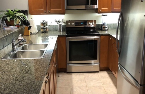 Okanagan-Similkameen Condo | Pet Friendly Vacation Condo with Updated Appliances & KING BED, Overlooking pool