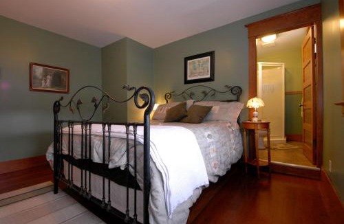 Stettler Bed & Breakfast | Phoenix House B&B