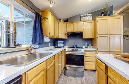 Deschutes River Woods House | Pine-Perfected Paradise: Your Family's Relaxing Escape at the Bird House