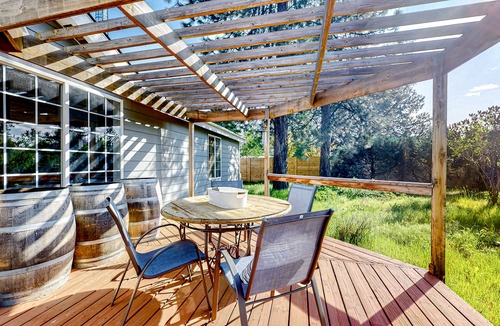 Deschutes River Woods House | Pine-Perfected Paradise: Your Family's Relaxing Escape at the Bird House