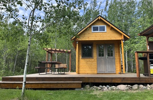 Manitoba Cabin | Pine Place Solar off-grid with Sauna & Pool