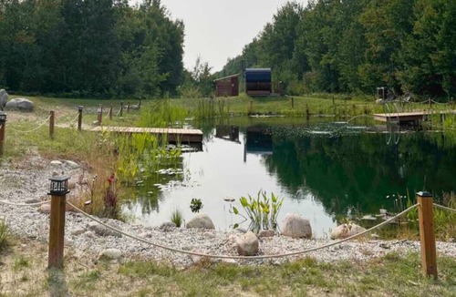 Manitoba Cabin | Pine Place Solar off-grid with Sauna & Pool