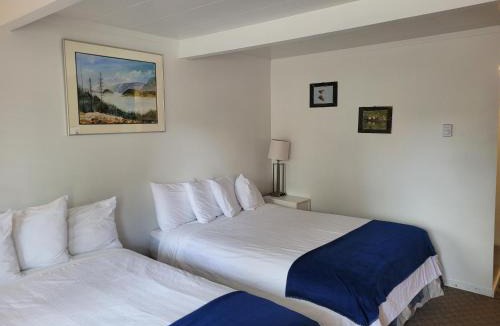 Sicamous Hotel | Pines Motel