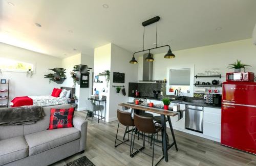 West Bay House | Piper's Creek Cottages