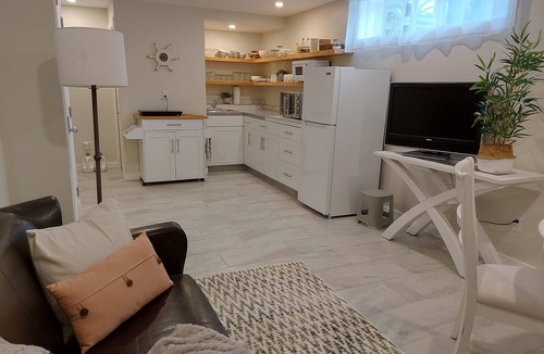 Central Okanagan Cottage | Pixie Bay Cottage - Peaceful Semi-Lakeshore Retreat Near Wineries & Beaches