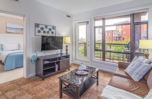 South Pandosy Condo | Playa del Sol Beach Themed Getaway! w/pool and lake view