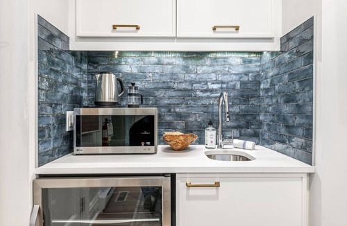 Stratford Apartment | Plums Unit 4: Downtown - Queen