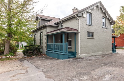 Stratford Apartment | Plums Unit 4: Downtown - Queen