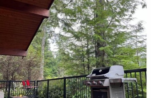 Port Renfrew Cabin | Port Place Cabin and Bunkhouse on an overlooking Bluff