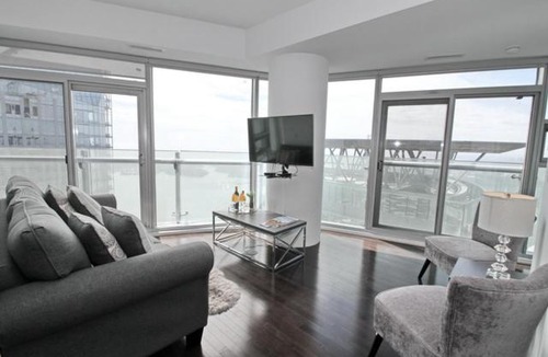 Toronto Entertainment District Apartment | Presidential 2Br plus 1 Condo, Entertainment District - Downtown with CN Tower View, Balcony, Pool & Hot Tub