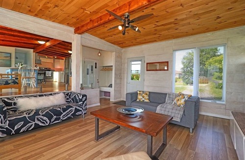 Brighton Cottage | Presqu’ile BeachHouse Cottage on Presqu'ile Beach