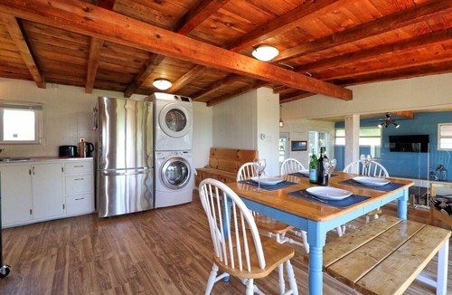 Brighton Cottage | Presqu’ile BeachHouse Cottage on Presqu'ile Beach