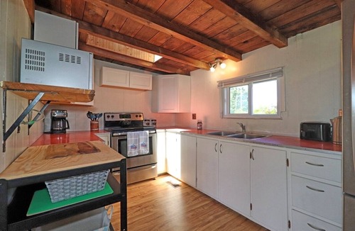 Brighton Cottage | Presqu’ile BeachHouse Cottage on Presqu'ile Beach