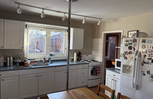 Hamilton Apartment | Prime Westdale location with Free Coffee & Breakfast -with3 bedrooms in Hamilton