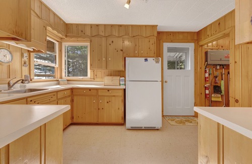 Killaloe Cottage | PRISTINE ROUND LAKE WITH EXPANSIVE LAKE VIEWS.