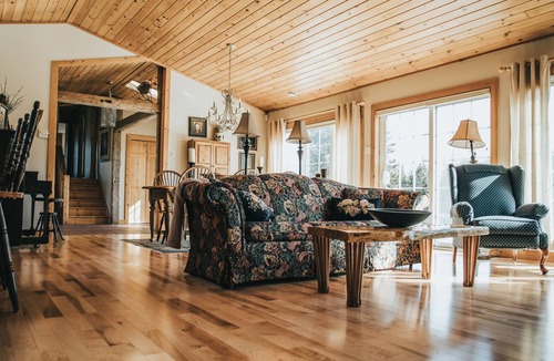 Yarmouth House | Private 11 acre property, hot tub, 3 minutes from town and minutes to beaches