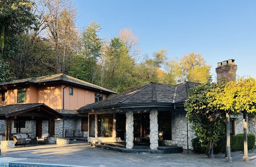 Lower Sumas Mountain House | Private 6 bedroom home with pool & hot tub