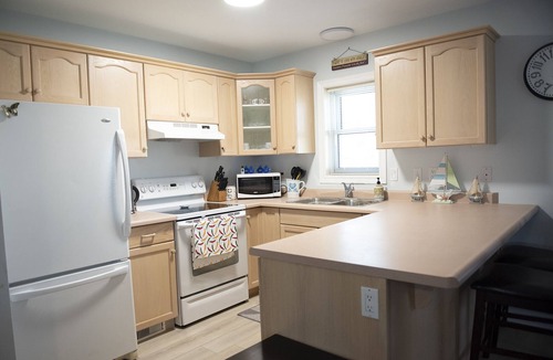 Amherstburg House | Private 800 sq ft Luxurious apartment/separate entrance.