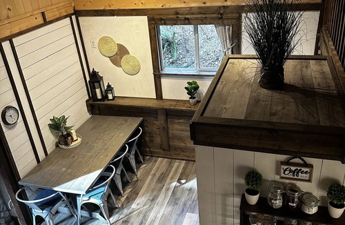 Hope Cabin | Private and cozy cabin with mountain views! Minutes away from historic Hope BC.